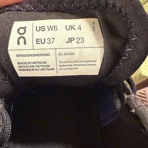 On Cloud Running Women’s Size 6 - Picture 6 of 6